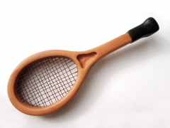 Tennisschläger, Racket mit Bespannung. Holzobjekt (Holzmascherl, Holzfliege), Handarbeit, ein originelles Accessoire für den Hals, angefertigt aus Birnenholz und Ebenholz, ein attraktives Einzelstück