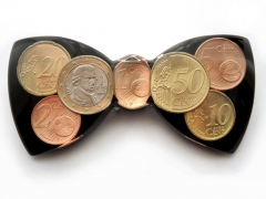 Kleingeld, sieben Euro-Münzen von 1 Cent bis 1 Euro, in transparentes Kunstharz eingebettet, Hintergrund schwarz