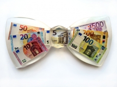 Sieben EURO-Banknoten im Miniformat als Fotos in transparentes Kunstharz eingebettet