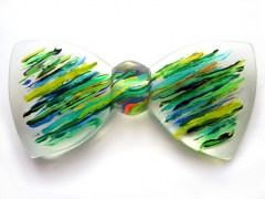 Acrylfarben, schräge Streifen in Grün, hangemalt in transparentes Kunstharz